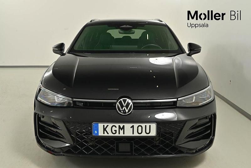 Begagnad VW Passat R-line 193 HK (141 kW) 2024 Svart (grenadilla black metallic) Kombi