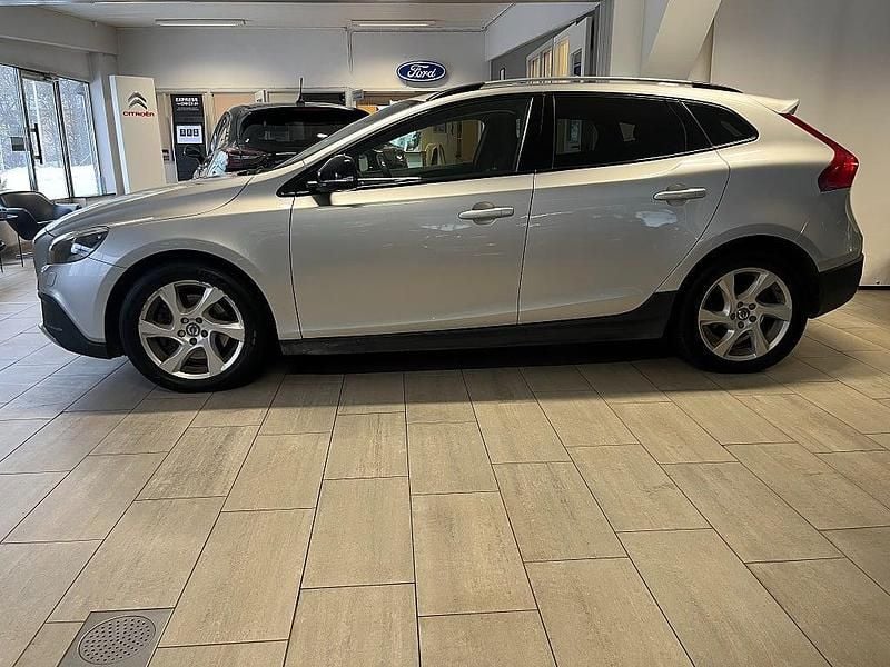 Begagnad Volvo V40 Momentum 150 HK (110 kW) 2014 Silver Halvkombi
