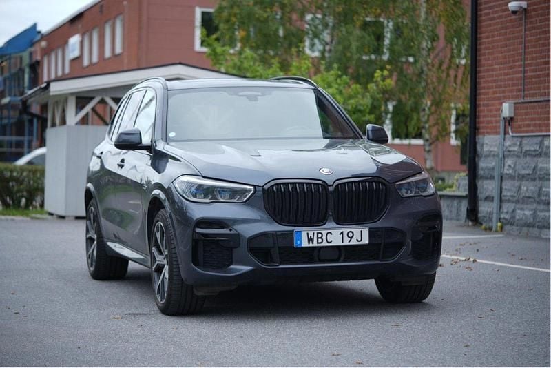 Grå Begagnad 2022 BMW X5 iPerformance SUV | 679 000 kr (Marknadspris) - Bild 1/4