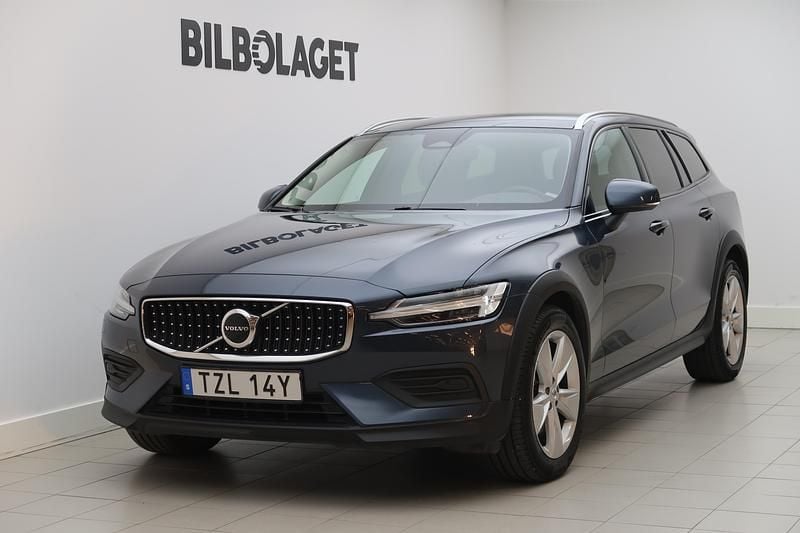 Mörkblå Begagnad 2024 Volvo V60 CC Core Kombi | 384 800 kr (Marknadspris) - Bild 1/4