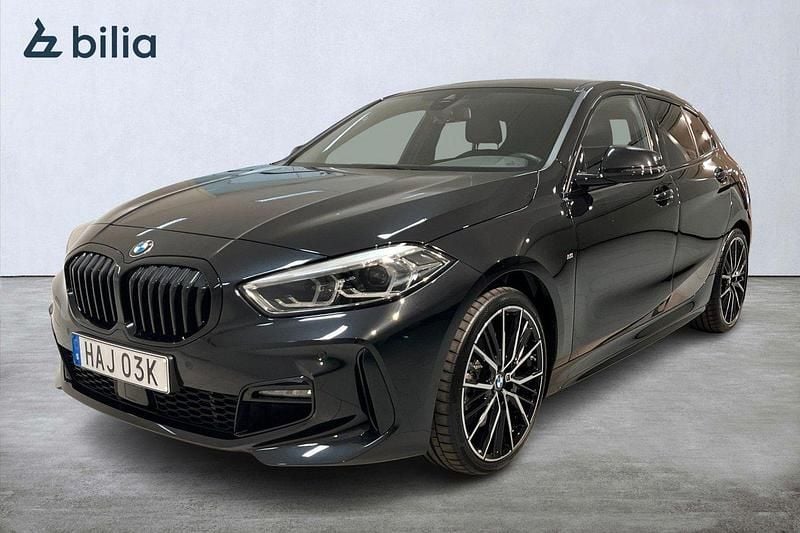 Svart Begagnad 2024 BMW 120 M Sport Halvkombi | 389 000 kr (Marknadspris) - Bild 1/4