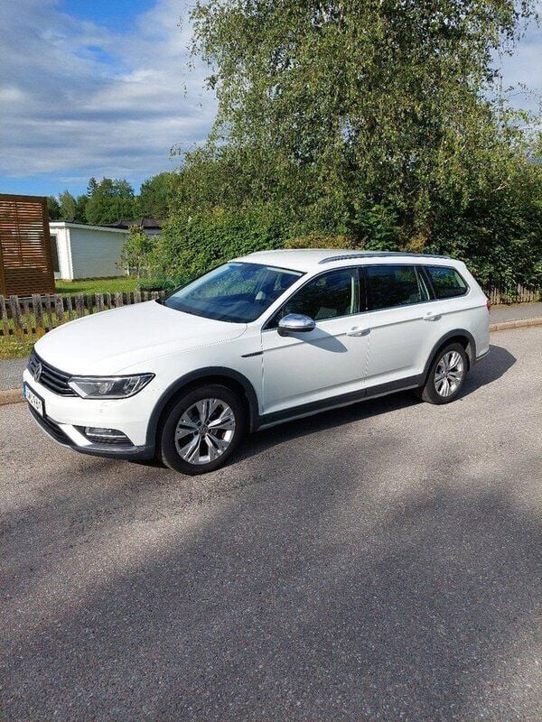Vit Begagnad 2016 VW Passat Kombi | 137 000 kr (Lite dyr) - Bild 1/4