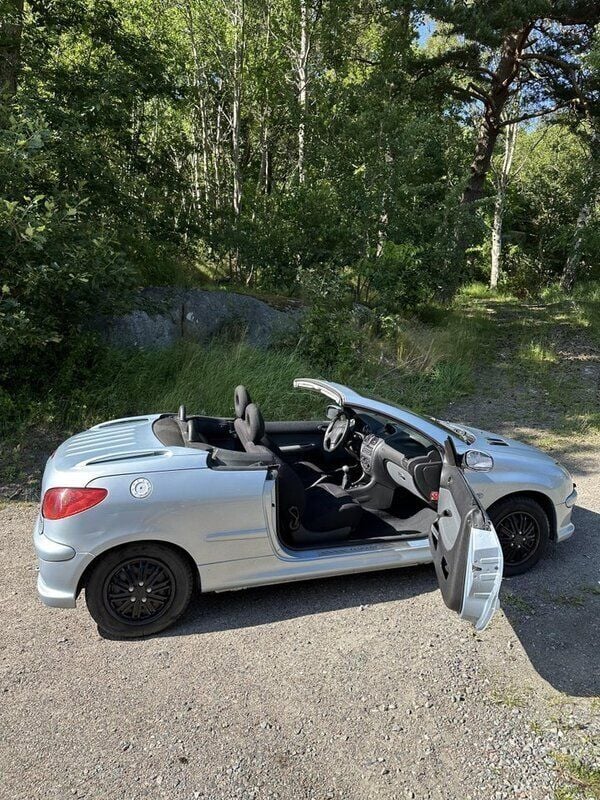 Grå Begagnad 2003 Peugeot 206 CC Cab | 26 500 kr (Marknadspris) - Bild 1/4