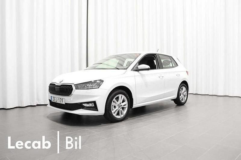 Vit (moon white metallic) Ny 2025 Skoda Fabia Halvkombi | 224 500 kr (Bra pris) - Bild 1/4