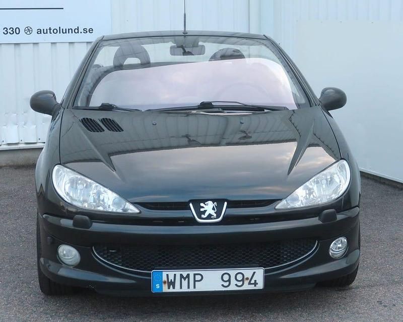 Begagnad Peugeot 206 CC Griffe 109 HK (80 kW) 2005 Svart (svartmetallic) Cab