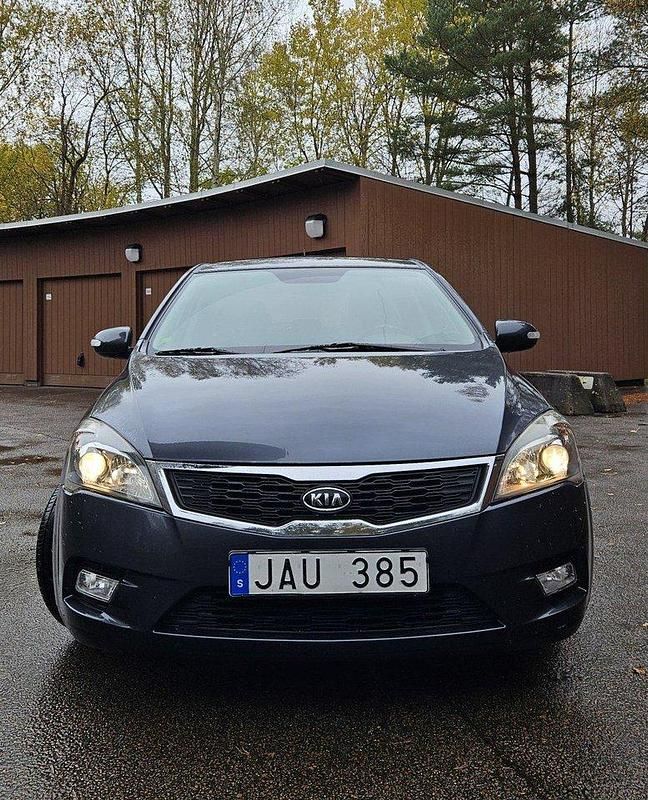 Grå Begagnad 2011 Kia Ceed Halvkombi | 39 500 kr (Superpris) - Bild 1/4