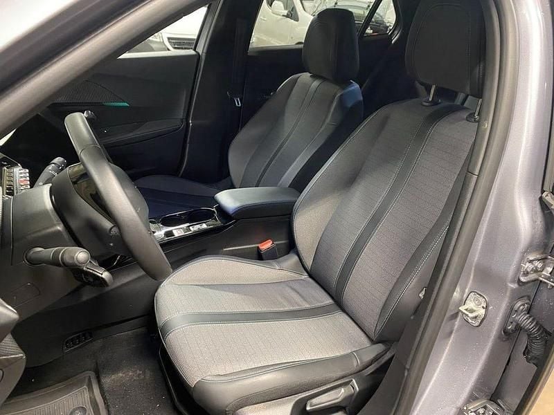 Begagnad Peugeot e-2008 Allure 100 kW (136 HK) 2022 Grå SUV