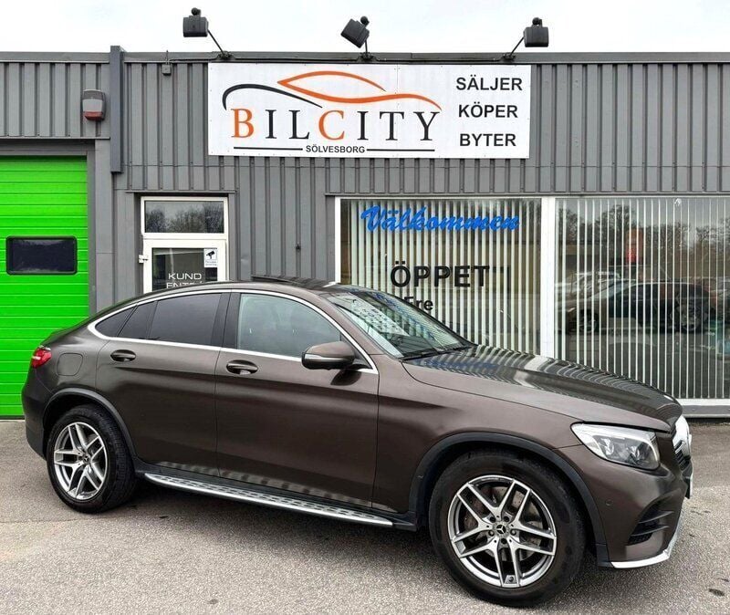Brun Begagnad 2018 Mercedes GLC220 AMG line Sportkupé | 319 900 kr (Marknadspris) - Bild 1/4