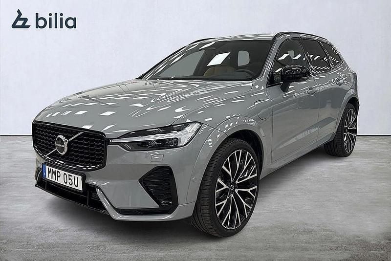 Grå Begagnad 2025 Volvo XC60 Plus SUV | 589 000 kr (Lite dyr) - Bild 1/3