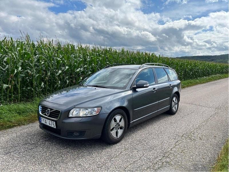 Grå Begagnad 2011 Volvo V50 Momentum Kombi | 51 000 kr (Bra pris) - Bild 1/4