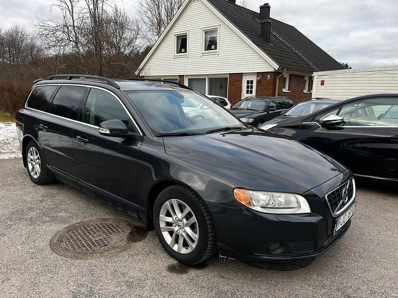Grå Begagnad 2011 Volvo V70 Kombi | 49 900 kr (Superpris) - Bild 1/4