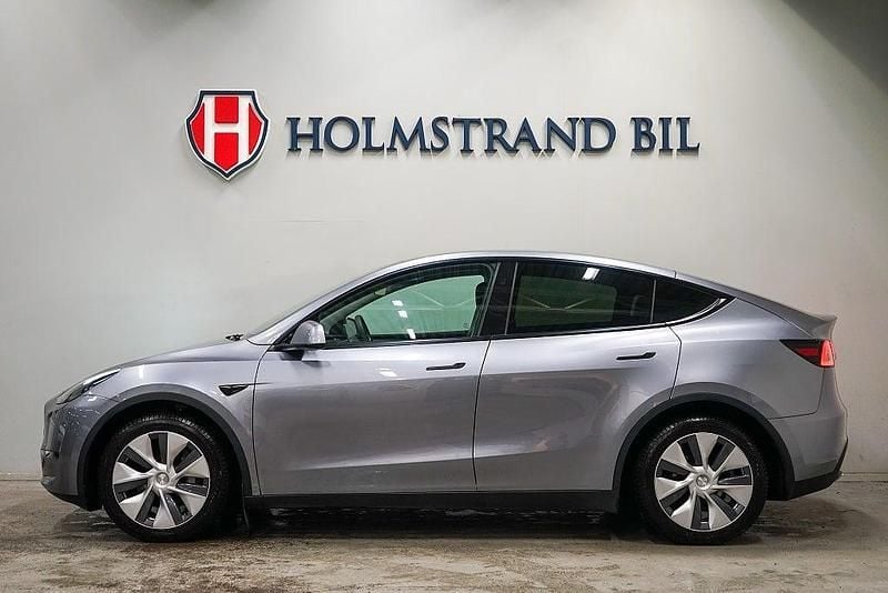 Grå Begagnad 2024 Tesla Model Y Long Range AWD SUV | 444 900 kr (Marknadspris) - Bild 1/4