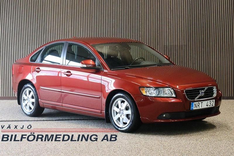 Röd Begagnad 2009 Volvo S40 Momentum Sedan | 99 000 kr (Dyr) - Bild 1/4