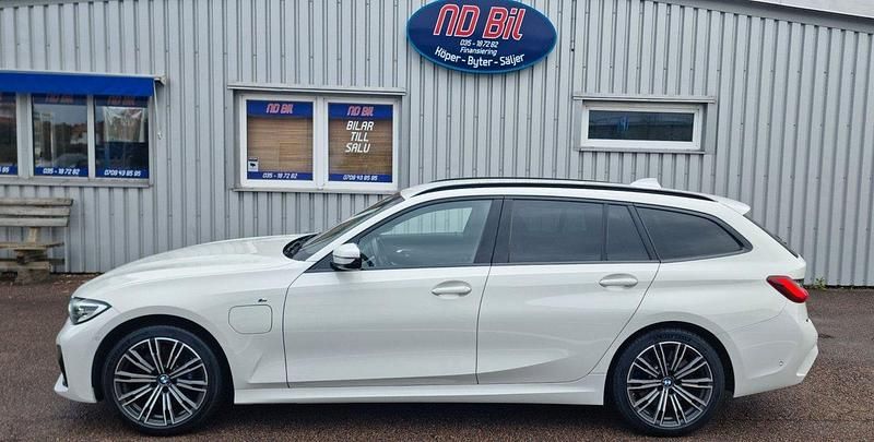 Begagnad BMW 330e M Sport 292 HK (214 kW) 2020 Vit Kombi