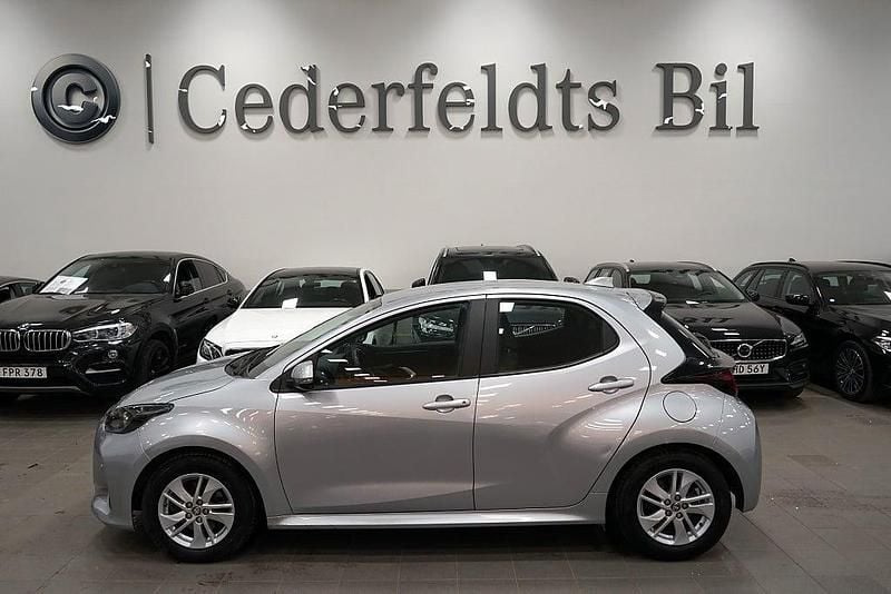 Silver Begagnad 2022 Toyota Yaris Hybrid Active Halvkombi | 169 900 kr (Marknadspris) - Bild 1/4