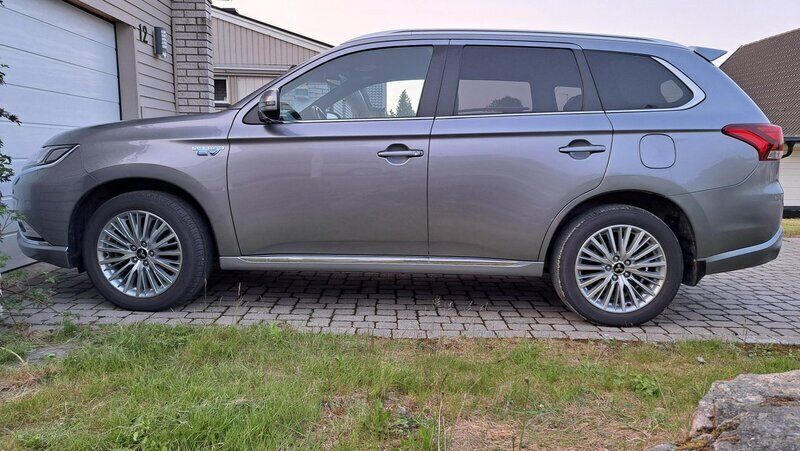 Grå Begagnad 2020 Mitsubishi Outlander P-HEV SUV | 239 999 kr (Bra pris) - Bild 1/4