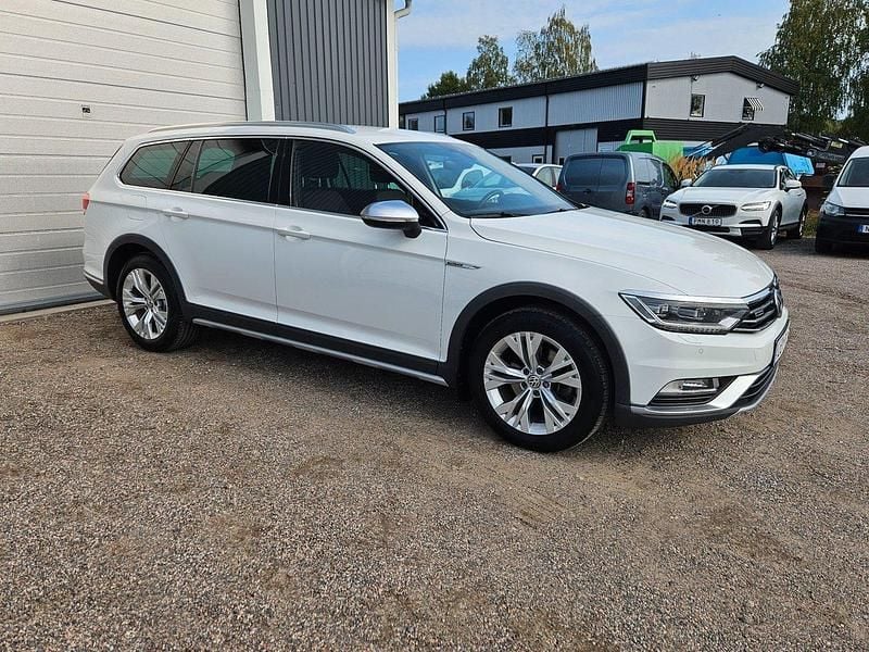 Vit Begagnad 2018 VW Passat Alltrack Active Kombi | 249 000 kr (Marknadspris) - Bild 1/4