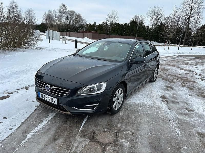 Grå Begagnad 2013 Volvo V60 Momentum Kombi | 135 000 kr (Marknadspris) - Bild 1/4
