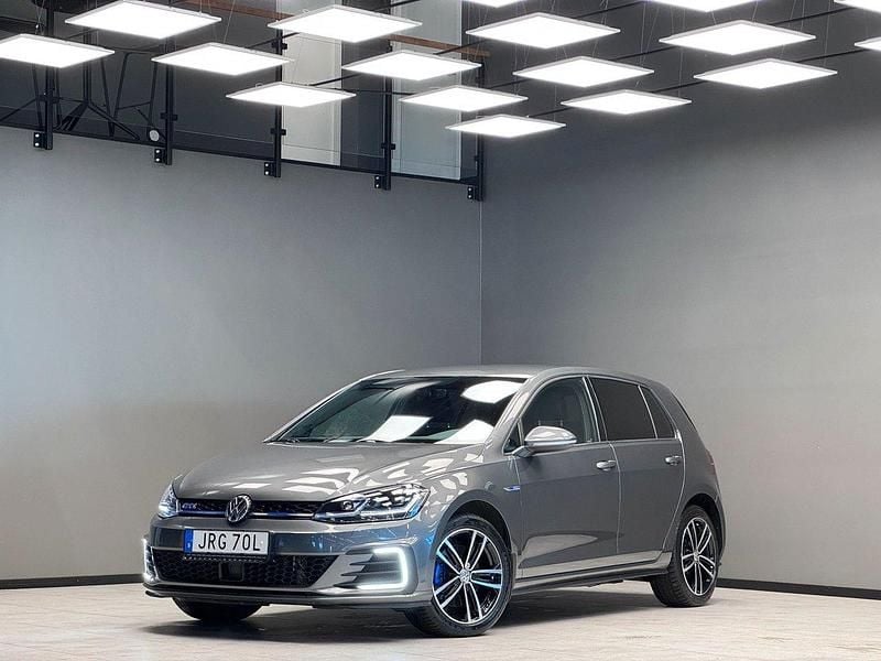 Mörkgrå (grå) Begagnad 2020 VW Golf VII GTE Halvkombi | 209 900 kr (Marknadspris) - Bild 1/3