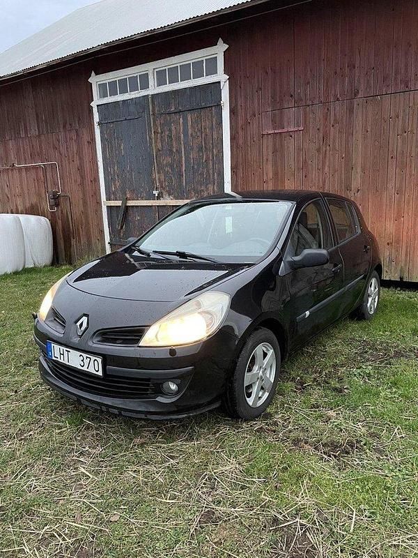 Svart Begagnad 2008 Renault Clio R.S. Halvkombi | 21 000 kr (Marknadspris) - Bild 1/4