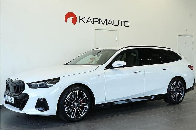 Vit Begagnad 2024 BMW 520 M Sport Kombi | 614 800 kr (Dyr) - Bild 1/4