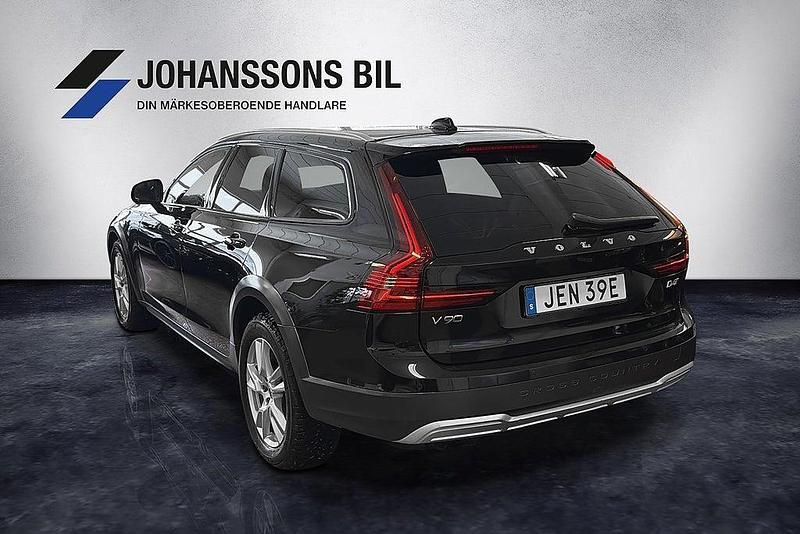 Begagnad Volvo V90 CC Momentum 190 HK (139 kW) 2020 Svart Kombi