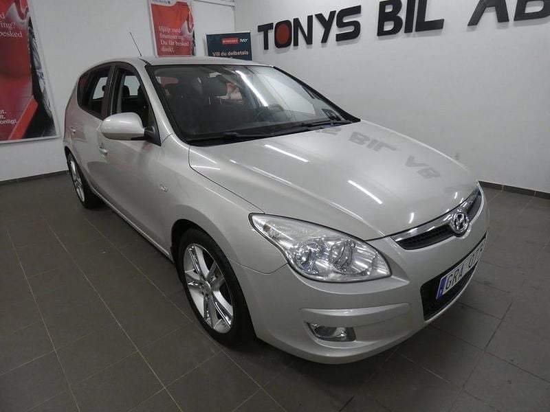 Silver Begagnad 2008 Hyundai i30 Halvkombi | 36 898 kr (Marknadspris) - Bild 1/4