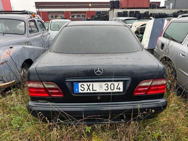 Svart metallic Begagnad 2001 Mercedes E220 Sedan | 12 000 kr - Bild 1/4