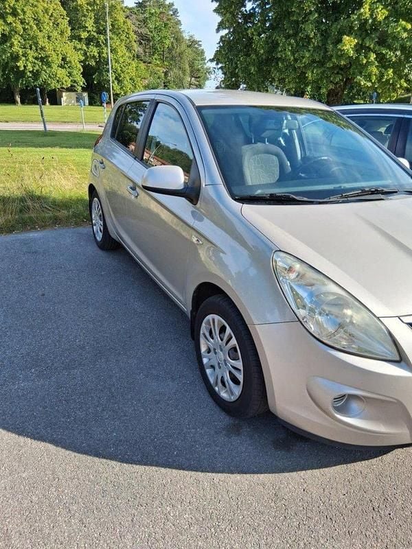 Silver Begagnad 2010 Hyundai i20 Select Halvkombi | 34 900 kr (Marknadspris) - Bild 1/4