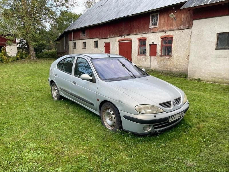 Grå Begagnad 2003 Renault Mégane II Authentique Halvkombi | 2 000 kr (Superpris) - Bild 1/4