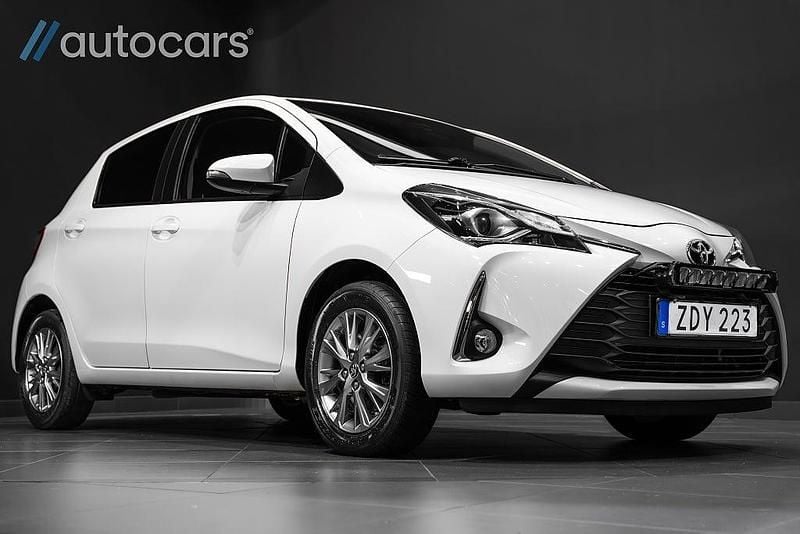 Vit Begagnad 2017 Toyota Yaris Active Halvkombi | 138 000 kr (Lite dyr) - Bild 1/4