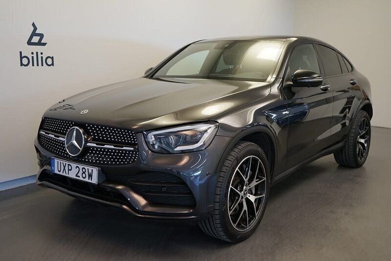 Grå Begagnad 2020 Mercedes GLC300e Sportkupé | 489 500 kr (Marknadspris) - Bild 1/4