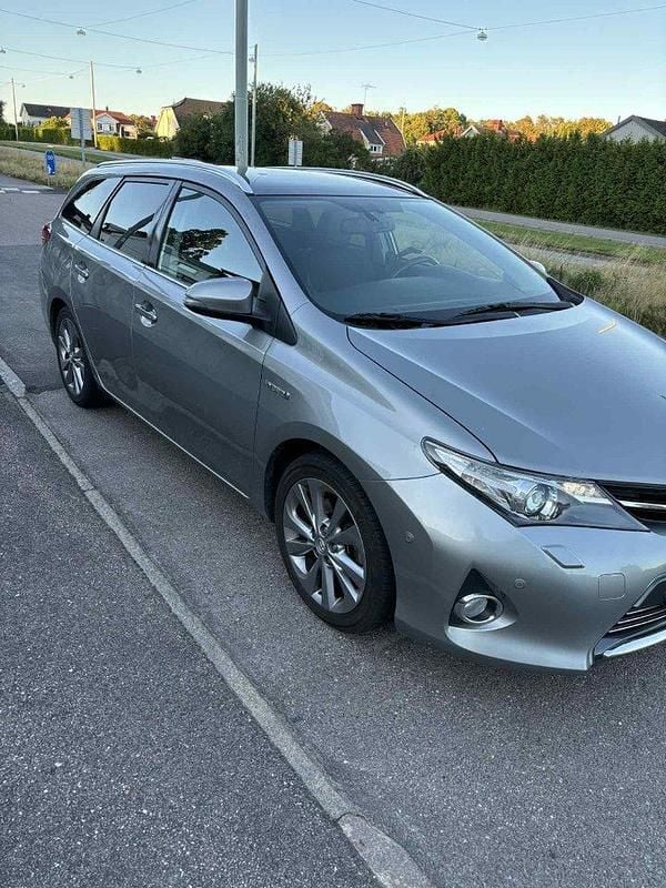 Grå Begagnad 2014 Toyota Auris Touring Sports Executive Kombi | 126 000 kr (Marknadspris) - Bild 1/4