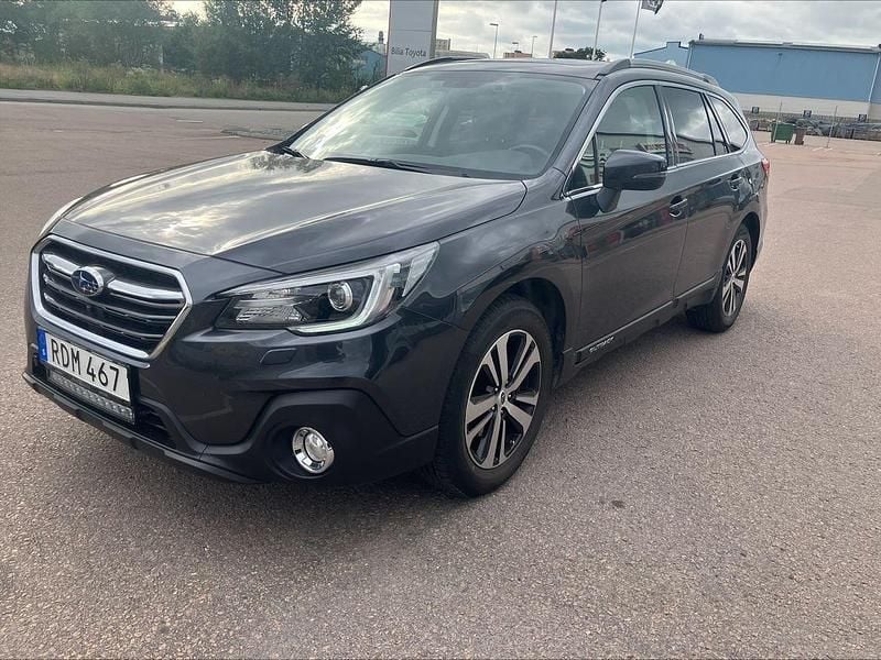 Mörkgrå (grå) Begagnad 2018 Subaru Outback SUV | 289 900 kr (Marknadspris) - Bild 1/4