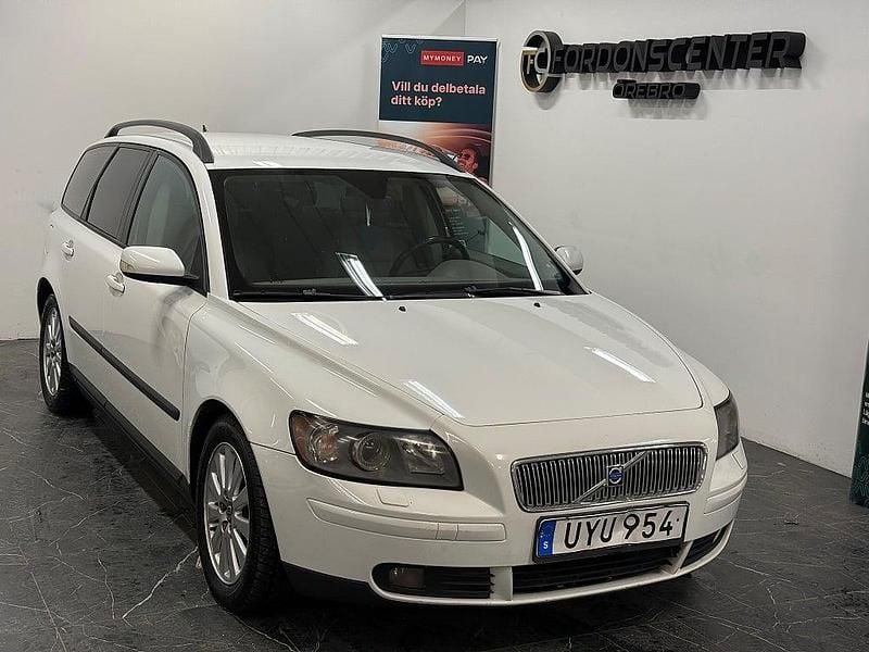 Vit Begagnad 2004 Volvo V50 Kombi | 34 900 kr (Marknadspris) - Bild 1/4