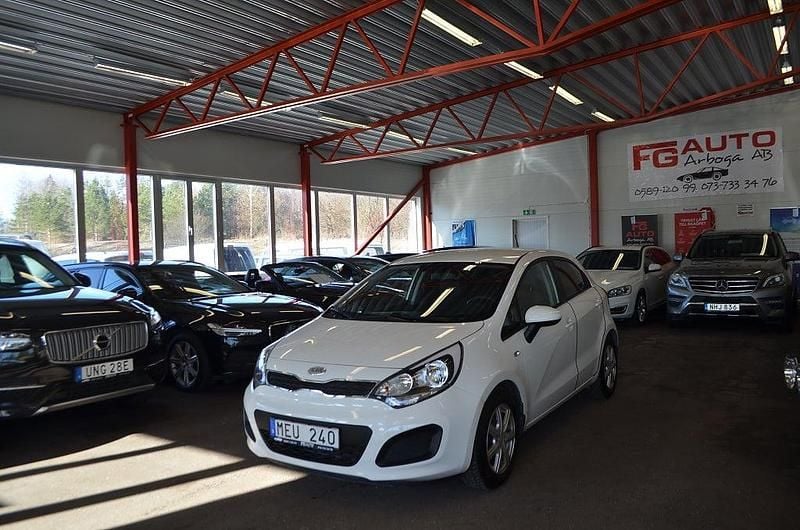 Begagnad Kia Rio 84 HK (61 kW) 2011 Vit Halvkombi