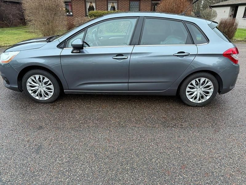 Grå metallic Begagnad 2011 Citroën C4 Halvkombi | 68 000 kr (Bra pris) - Bild 1/4
