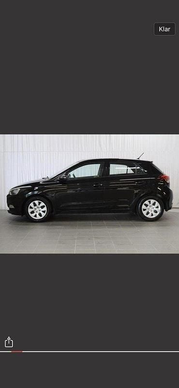 Svart Begagnad 2018 Hyundai i20 Comfort Halvkombi | 90 000 kr (Bra pris) - Bild 1/4