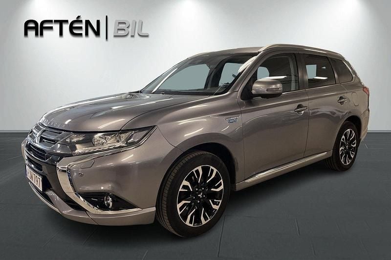 Grå Begagnad 2017 Mitsubishi Outlander P-HEV SUV | 187 900 kr (Marknadspris) - Bild 1/3