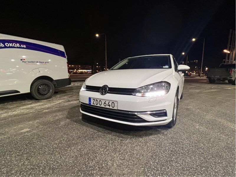 Vit Begagnad 2018 VW Golf VII Halvkombi | 129 000 kr (Marknadspris) - Bild 1/4