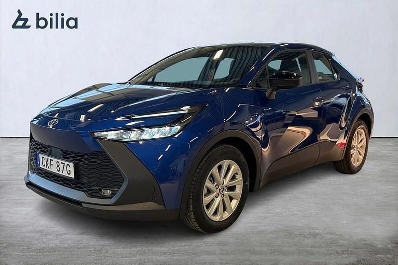 Blå Ny 2025 Toyota C-HR Active SUV | 317 500 kr (Marknadspris) - Bild 1/3