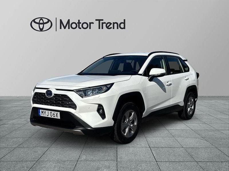Vit Begagnad 2025 Toyota RAV4 Hybrid Active SUV | 419 000 kr (Superpris) - Bild 1/3