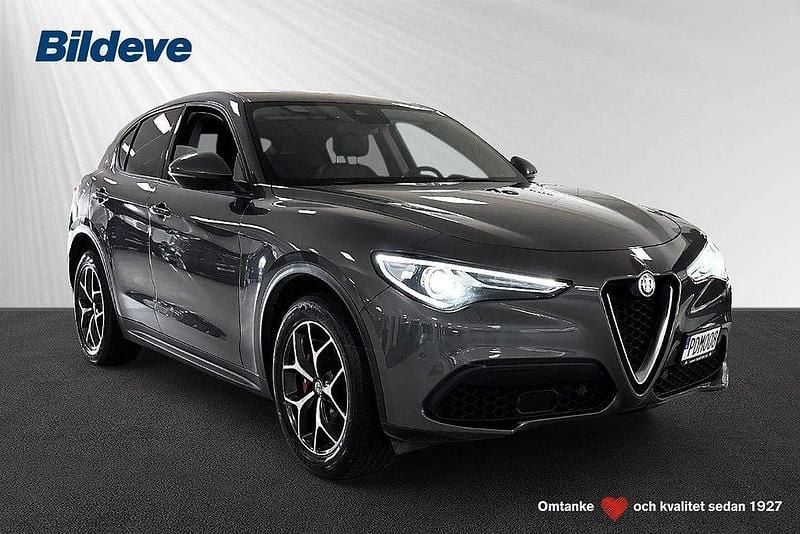 Grå Begagnad 2018 Alfa Romeo Stelvio SUV | 279 900 kr (Marknadspris) - Bild 1/4