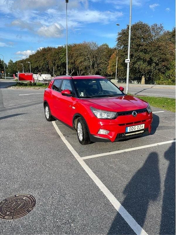 Röd Begagnad 2018 Ssangyong Tivoli Halvkombi | 103 900 kr - Bild 1/4