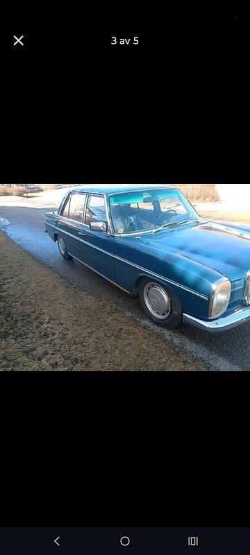 Begagnad Mercedes W114 150 HK (110 kW) 1974 Mörkblå