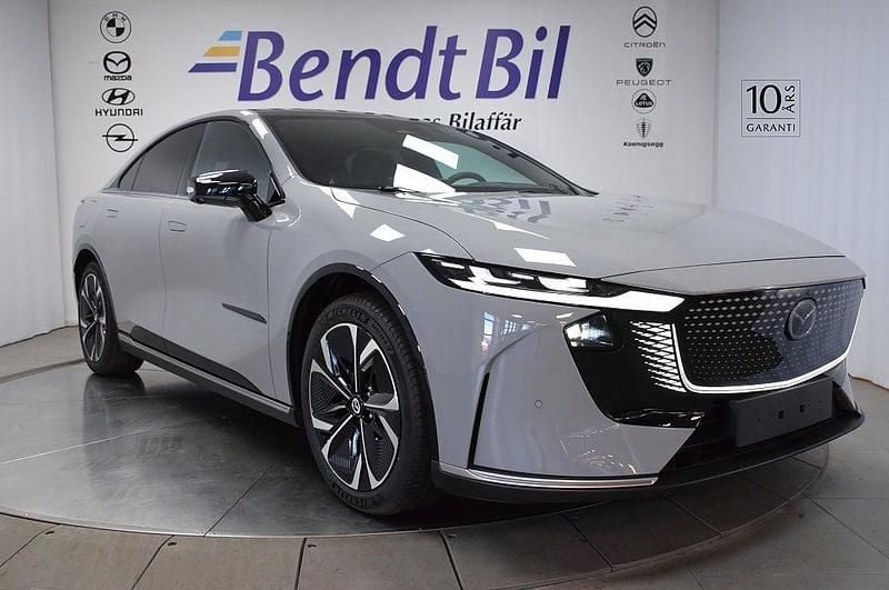 Grå (aero grey) Ny 2025 Mazda 6e Takumi-Line Sedan | 449 500 kr (Marknadspris) - Bild 1/3