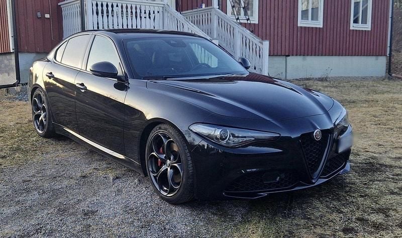 Begagnad Alfa Romeo Giulia Tech Edition 200 HK (147 kW) 2019 Svart Sedan