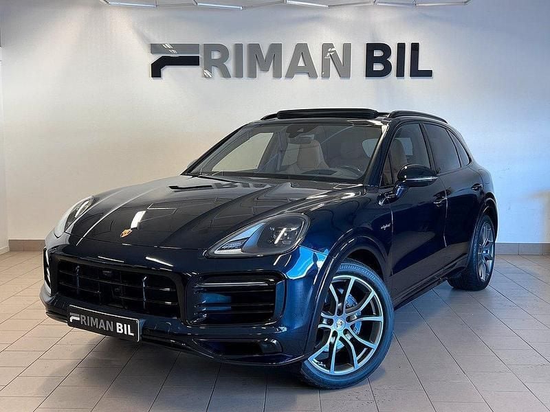 Mörkblå Begagnad 2022 Porsche Cayenne SUV | 879 900 kr (Marknadspris) - Bild 1/4