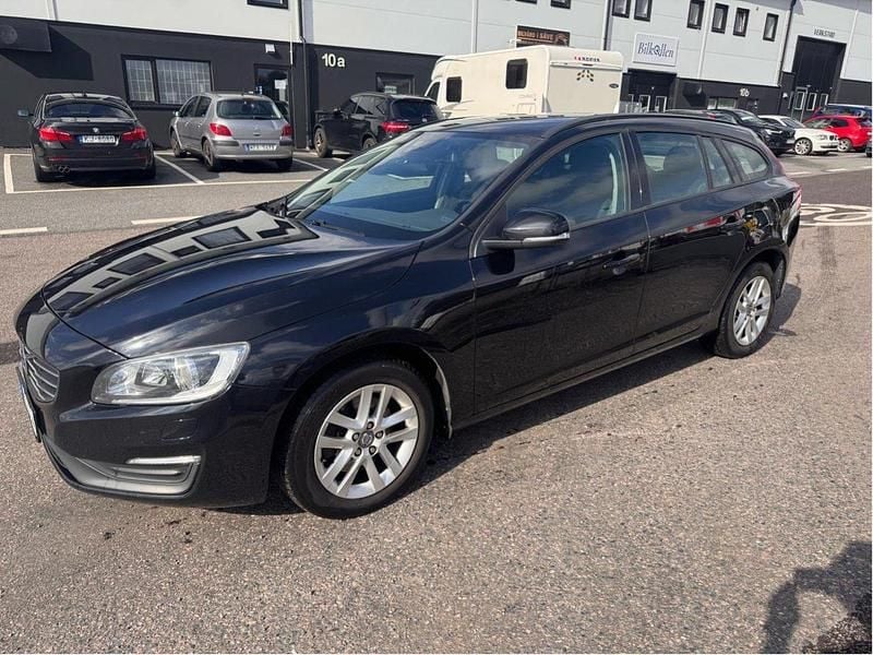 Svart Begagnad 2014 Volvo V60 Kombi | 109 990 kr (Marknadspris) - Bild 1/4