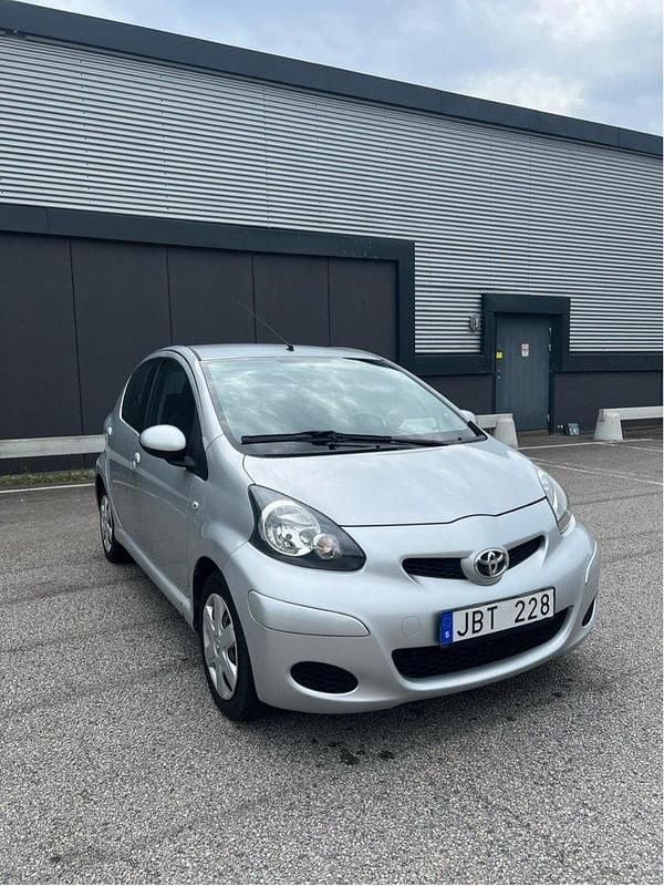 Silver Begagnad 2009 Toyota Aygo Halvkombi | 31 000 kr (Bra pris) - Bild 1/4